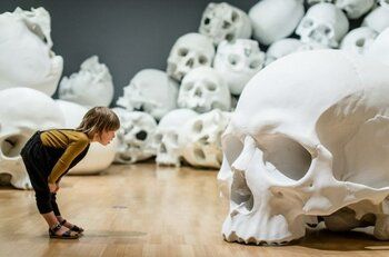 têtes de mort au musée Ron Mueck 2 têtes de mort au musée Ron Mueck 2