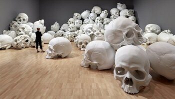 têtes de mort au musée Ron Mueck 3 têtes de mort au musée Ron Mueck 3