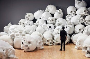 têtes de mort au musée Ron Mueck 4 têtes de mort au musée Ron Mueck 4